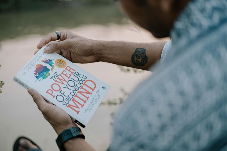 branje knjige o podzavesti