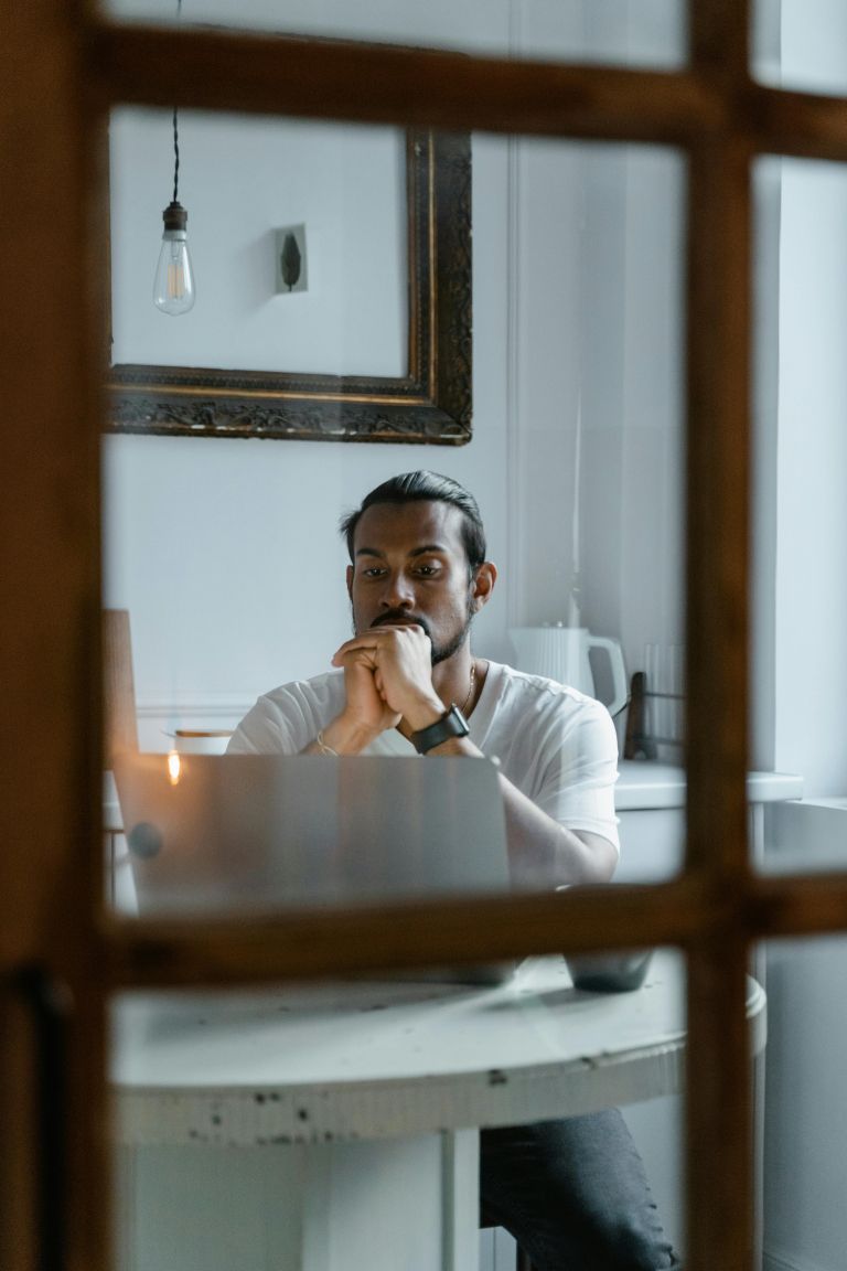 moški za računalnikom