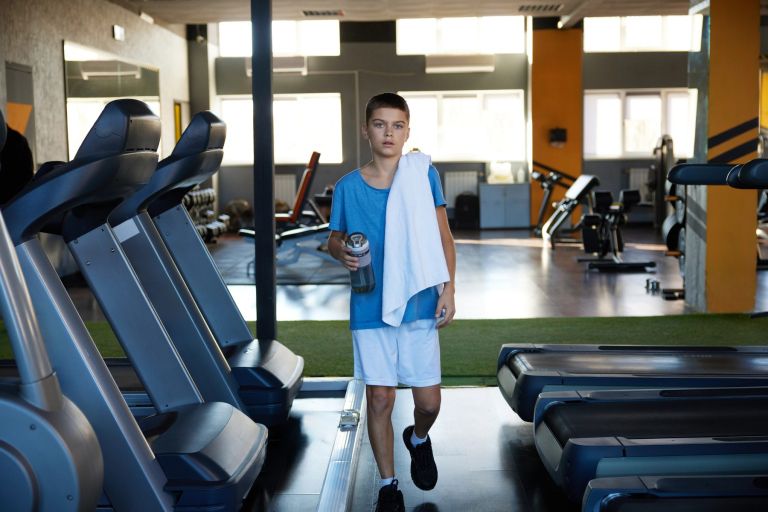 mladostnik v fitnesu