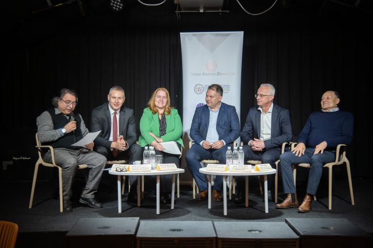 okrogla-miza-romske-skupnosti, mikk, romi