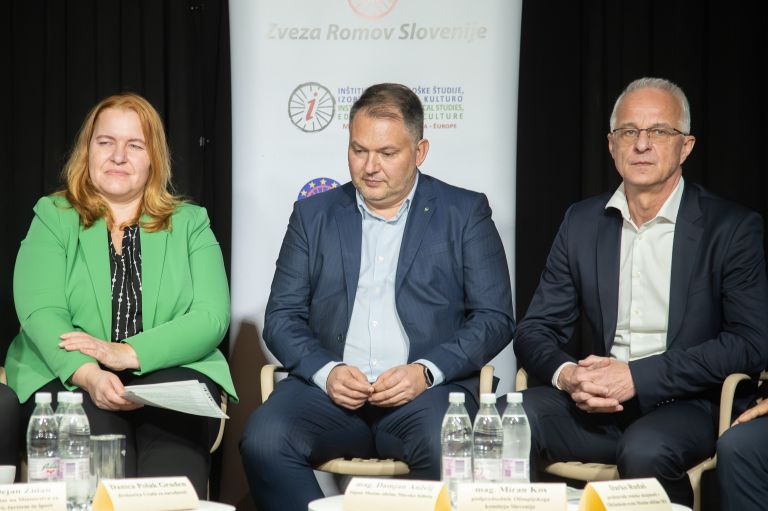 okrogla-miza-romske-skupnosti, mikk, romi