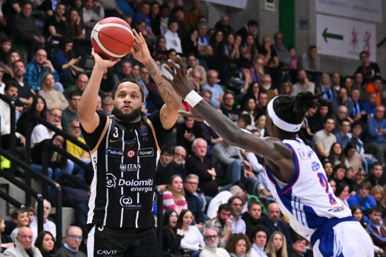 DeVante Jones blesti v dresu Trenta.