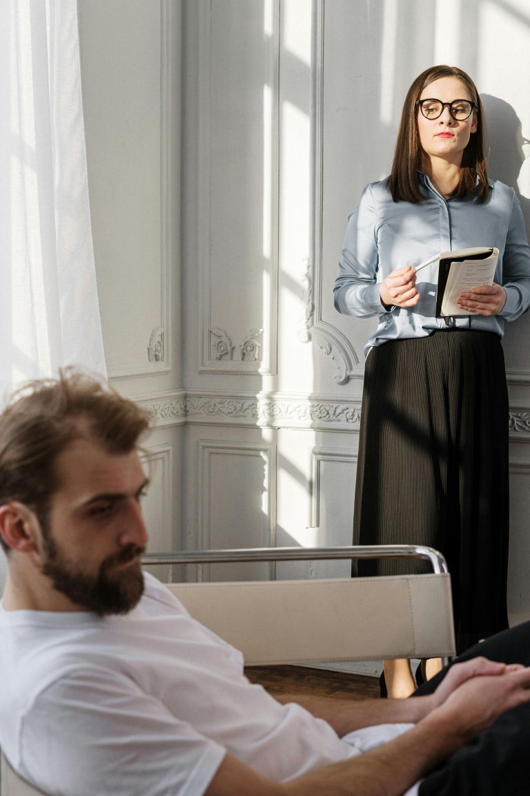 dva človeka v distanci