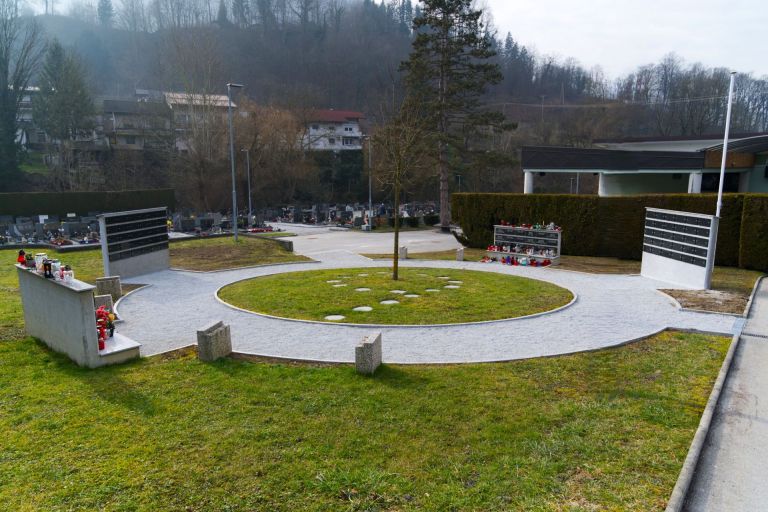 Pokopališče Dol pri Hrastniku raztros pepela.jpg