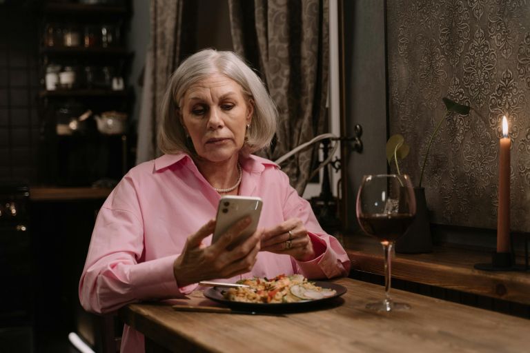 preverjanje telefona med hrano