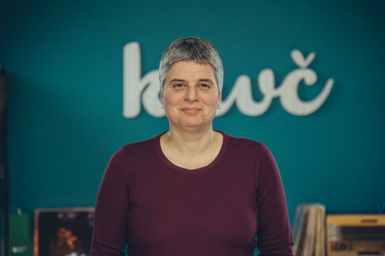 jelka-pšajd, kavč, podkast