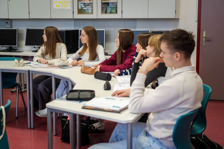 gfml, dijaki, učenci, učilnica, zvezki, šola