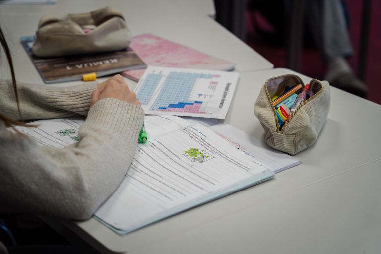 gfml, dijaki, učenci, učilnica, zvezki, šola