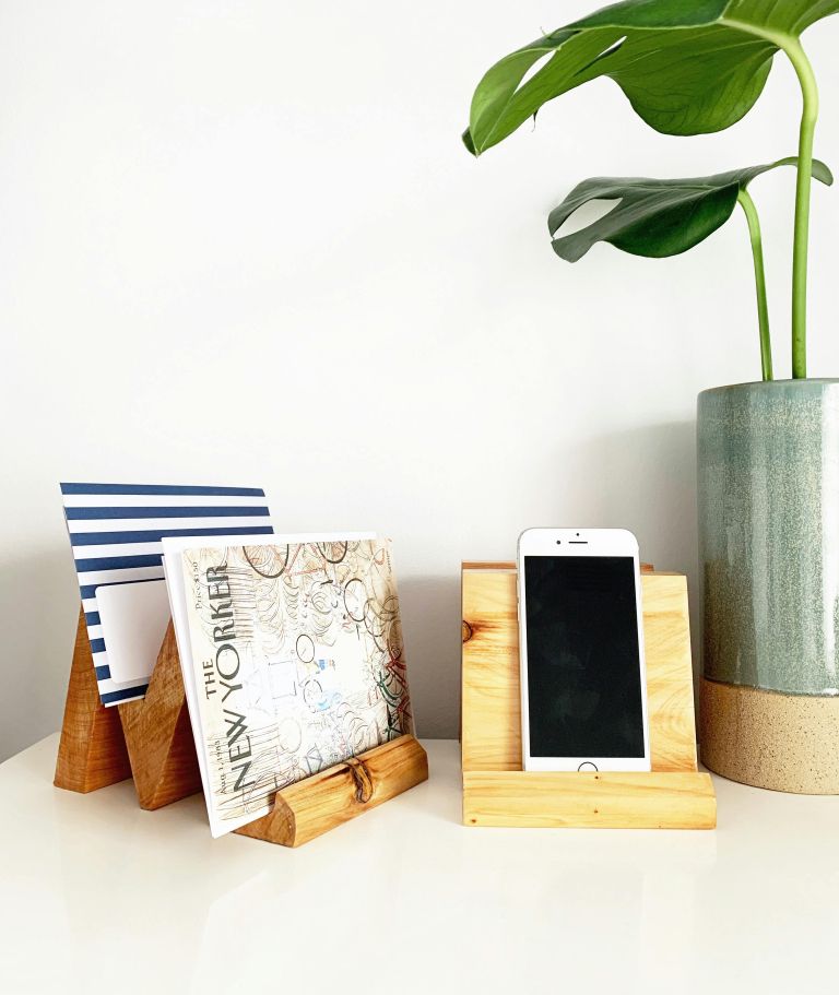 mobilni telefon na stojalu