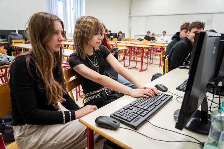 gfml, dijaki, učenci, učilnica, zvezki, šola