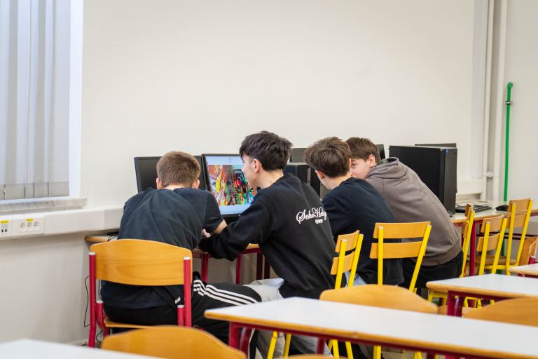 gfml, dijaki, učenci, učilnica, zvezki, šola