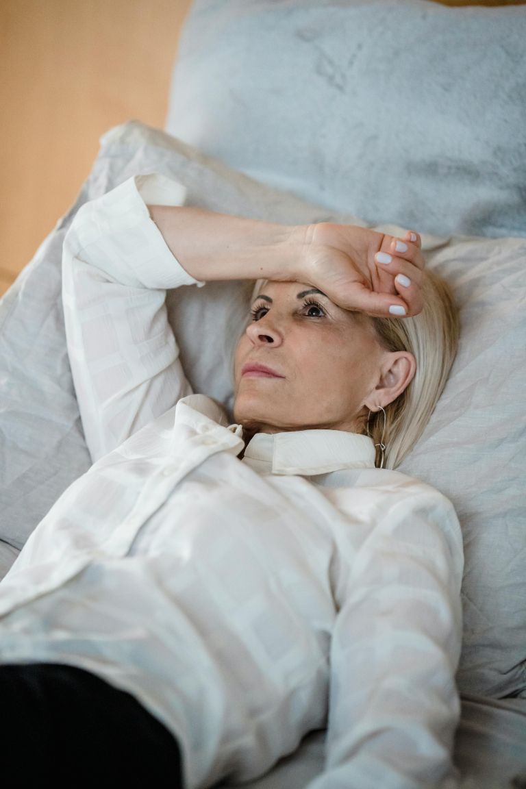 ženska utrujena na kavču