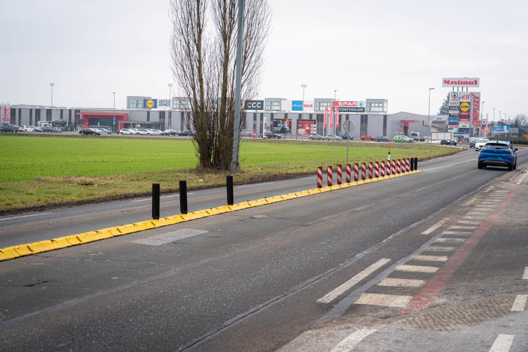 ovira-na-cesti, eurospin-murska-sobota, cesta