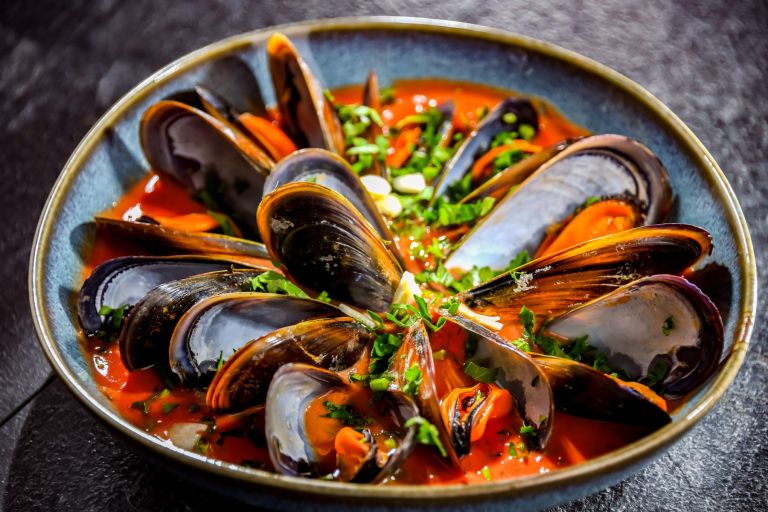 školjke v paradižnikovi omaki