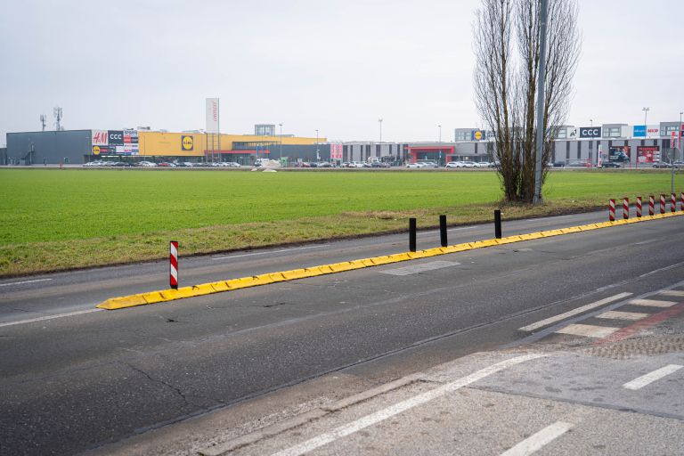 ovira-na-cesti, eurospin-murska-sobota, cesta