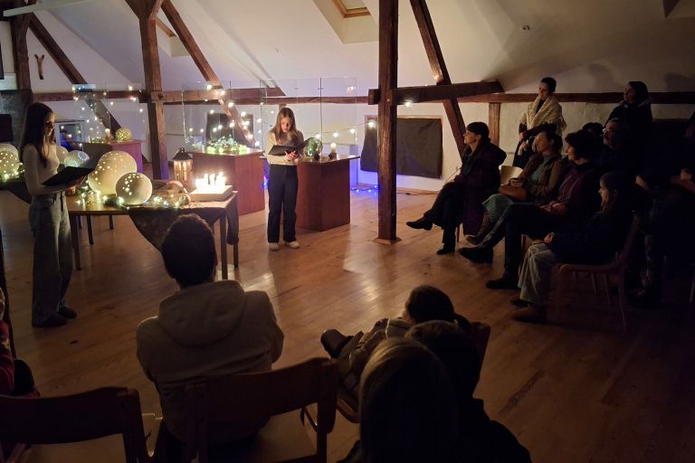 rokodelski-center-duo-verzej, razstava, keramicne-krogle, svetloba