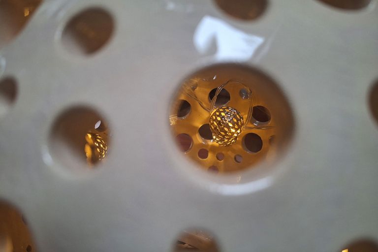 rokodelski-center-duo-verzej, razstava, keramicne-krogle, svetloba