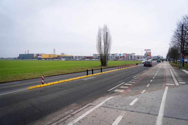 ovira-na-cesti, eurospin-murska-sobota, cesta