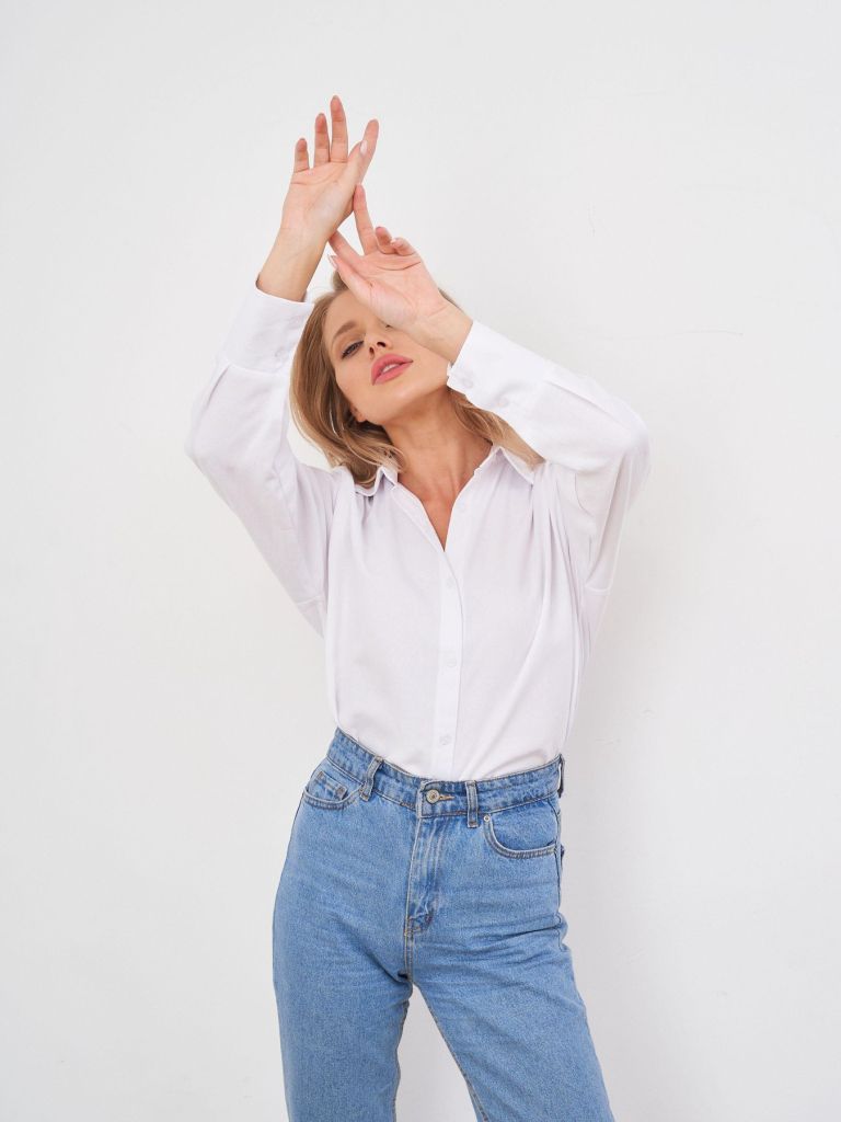 kavbojke, bela srajca