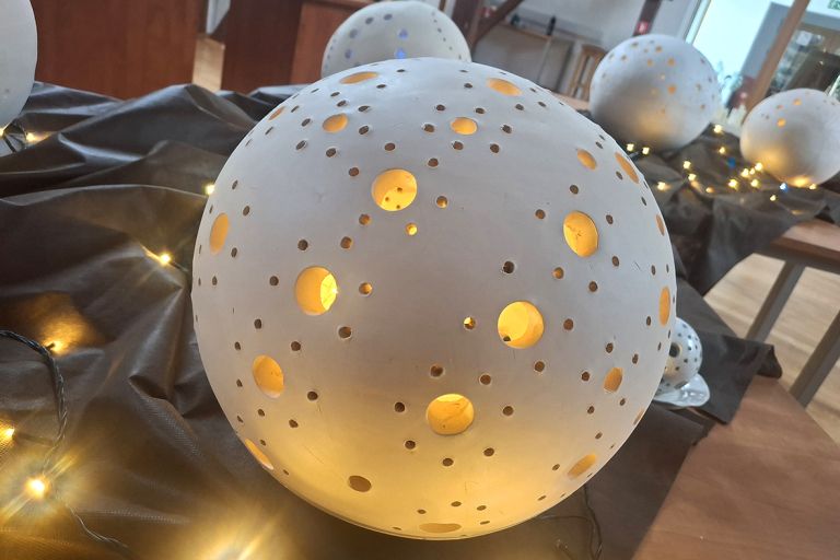 rokodelski-center-duo-verzej, razstava, keramicne-krogle, svetloba