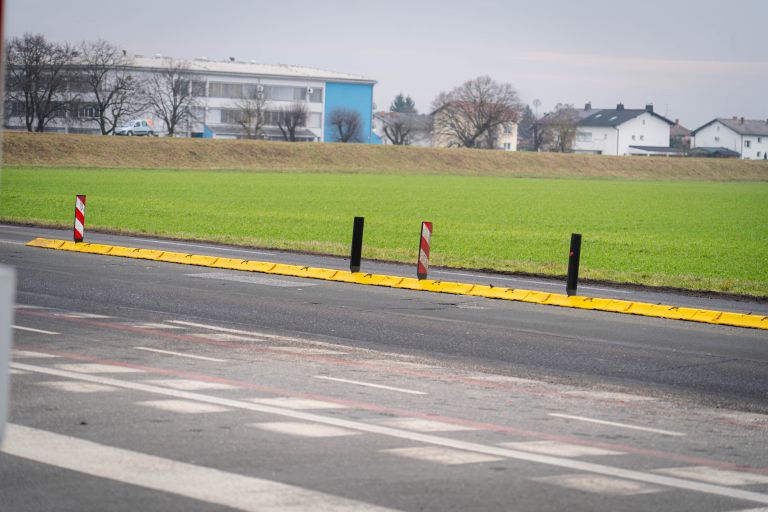 ovira-na-cesti, eurospin-murska-sobota, cesta