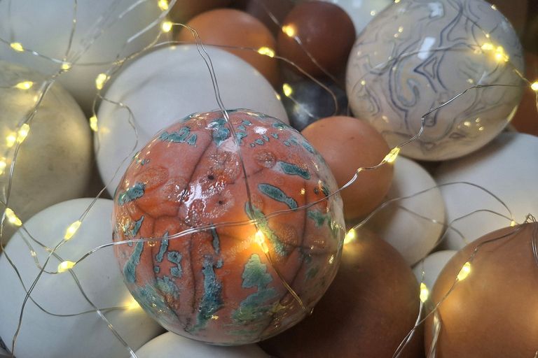 rokodelski-center-duo-verzej, razstava, keramicne-krogle, svetloba