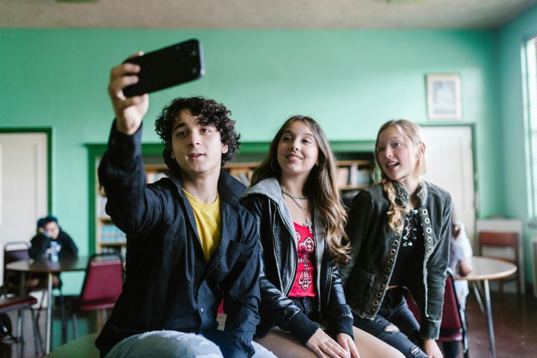 mladostniki delajo selfi