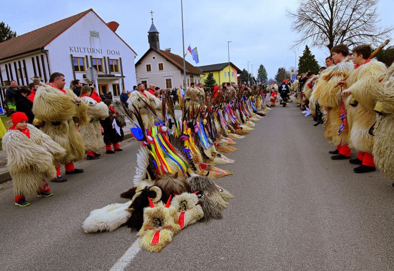 ktd-hudic-in-jezevka, pustna-povorka, apace