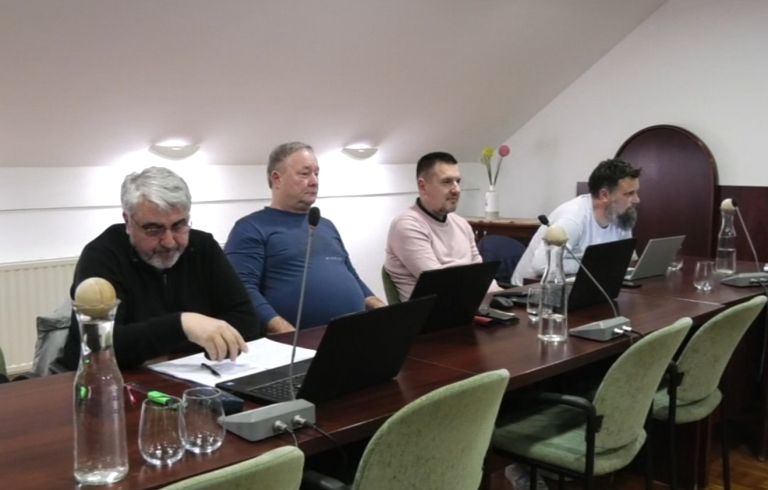 tisina, seja, obcinski-svet