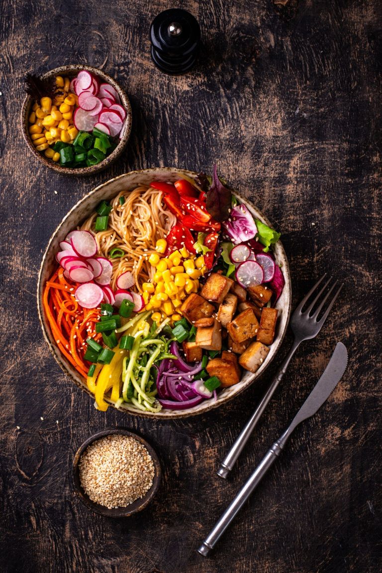 Zdrava veganska poke skleda s tofujem