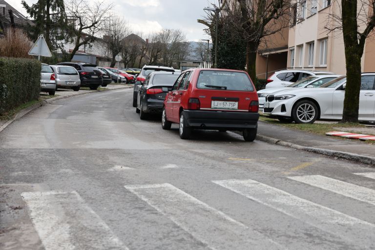 parkiranje, parkirna hiša, cena, denar, najem, čakalna vrsta, parkomat