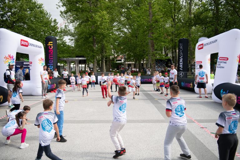 Med dvema ognjema - Igre so zakon