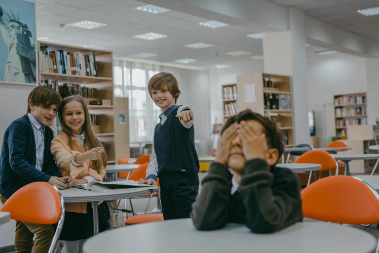 posmehovanje sošolcu