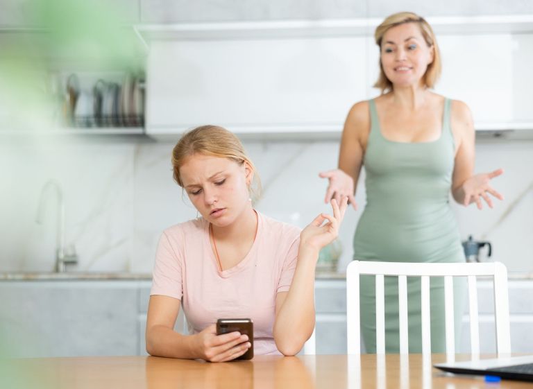 boj mama hči zaradi telefona