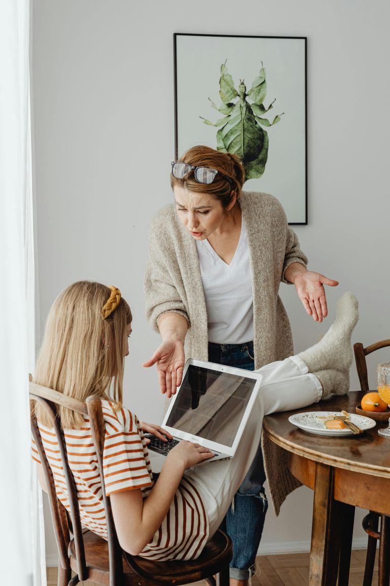 mama jezna na otroka