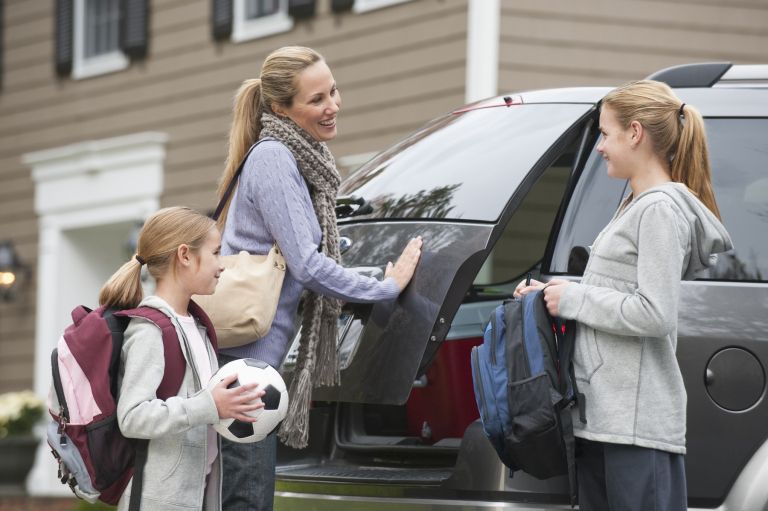 mama odpelje otroke v šolo