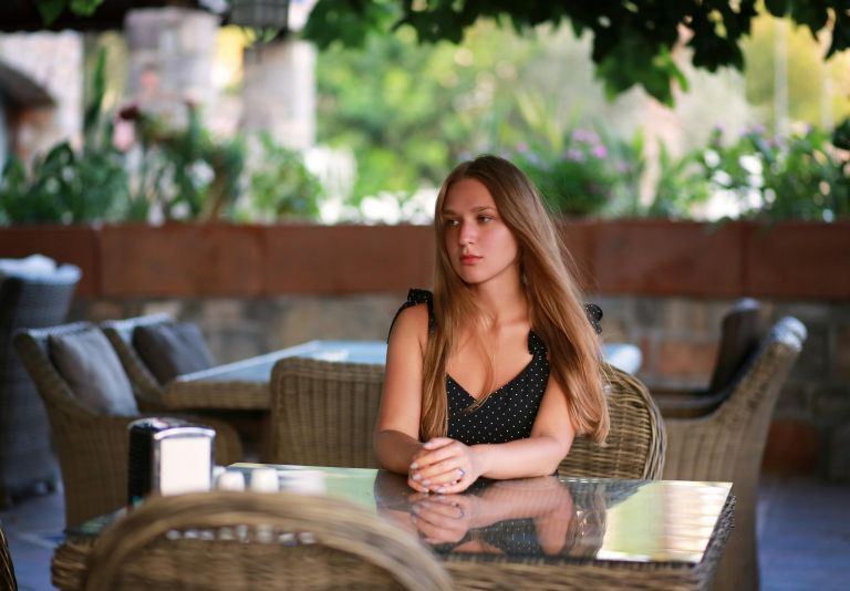 dekle čaka na zmenek