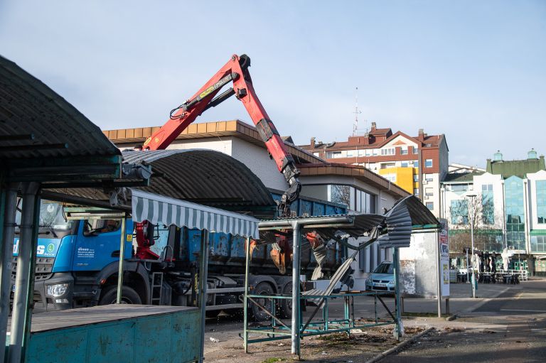 odstranitev-stojnic-s-tržnice, tržnica, stojnice, komunala-murska-sobota