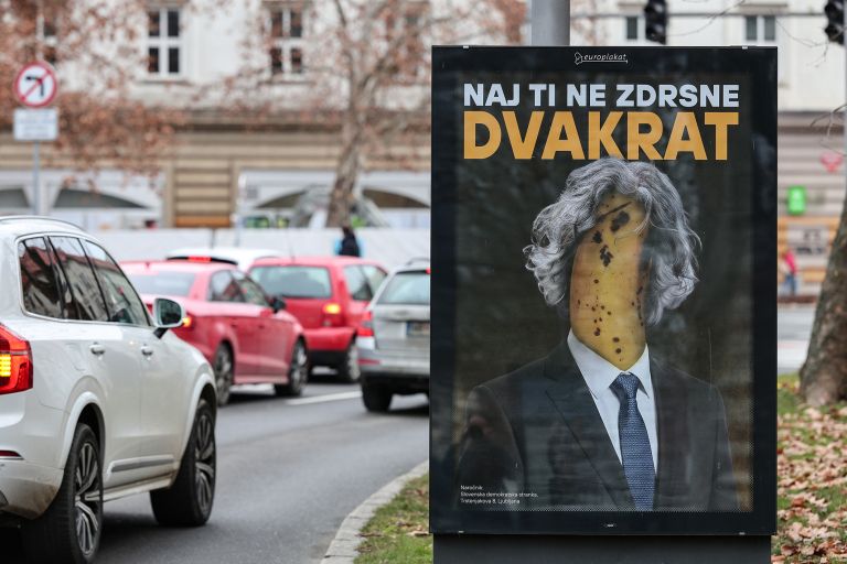 plakad sds banana Andrej Petelinsek.jpg