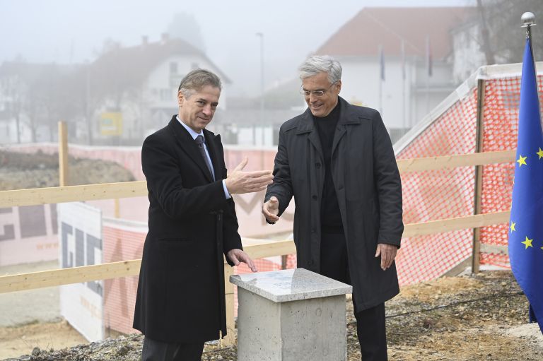 golob remec stanovanja kamen lukovica Saso Radej.jpg