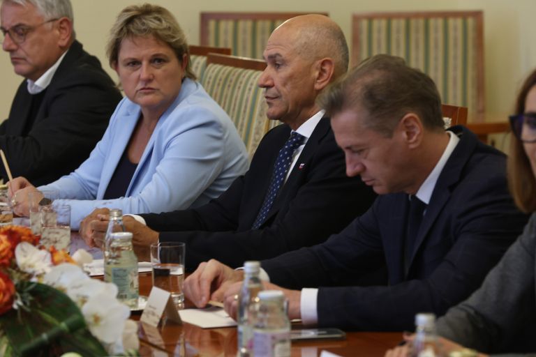 UV jansa golob odrezi jelko Primoz Lavre.jpg