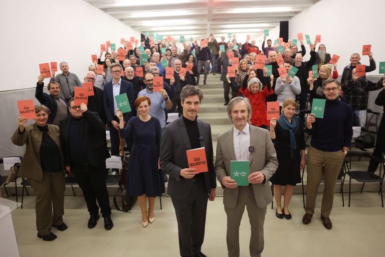 levica mesec macerl-f-robert balen.jpg