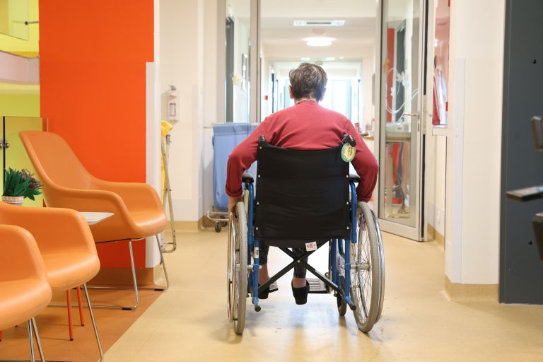 dom, oskrba, dolgotrajna oskrba, invalid