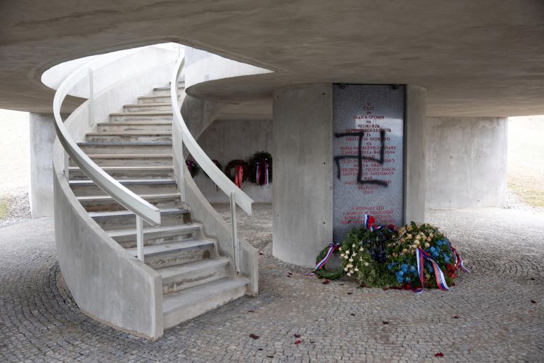 drazgose spomenik kljukasti kriz.JPG