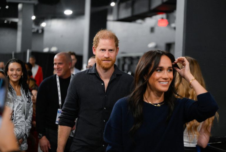 Nekateri so mnenja, da je Meghan zaradi zavisti dobesedno "odvlekla" princa s seboj v ZDA.