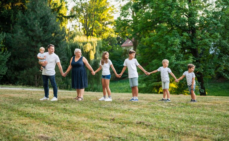 hb_Simona z družino.jpg