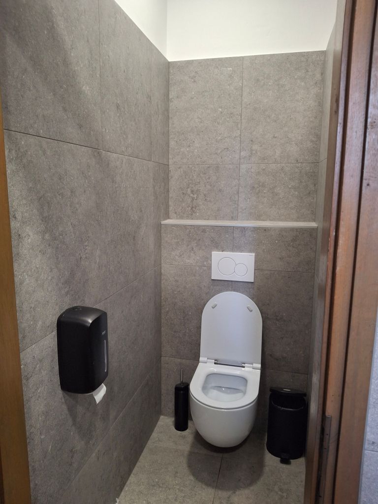 Sanitarije na Mestnem pokopališču