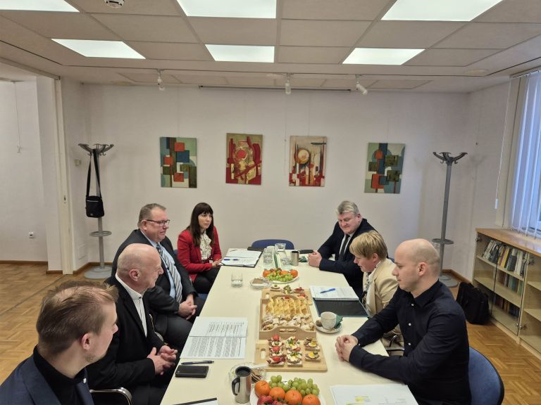 FOTO 4_Srečanje z načelniki.jpg