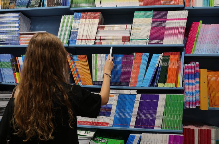 knjige, knjižna polica, mladinska knjiga