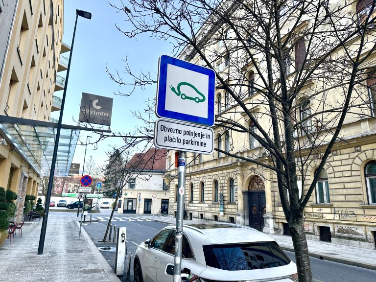 električni, polnjenje, parkirnina